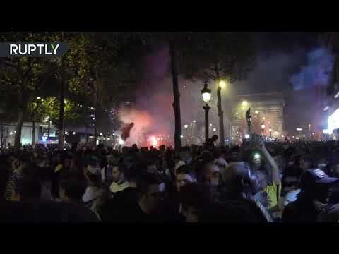شاهد مشجعو باريس سان جيرمان الفرنسي يحتفلون بالتأهل التاريخ لنهائي أبطال أوروبا