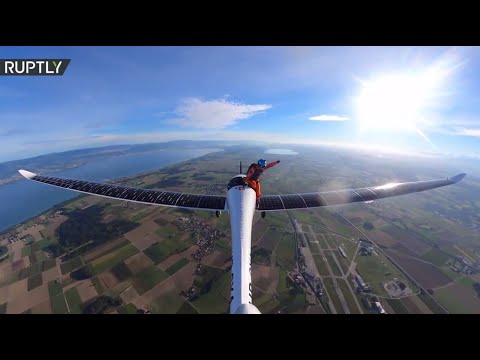 شاهد أول قفزة مظلية في التاريخ من طائرة تعمل بالطاقة الشمسية