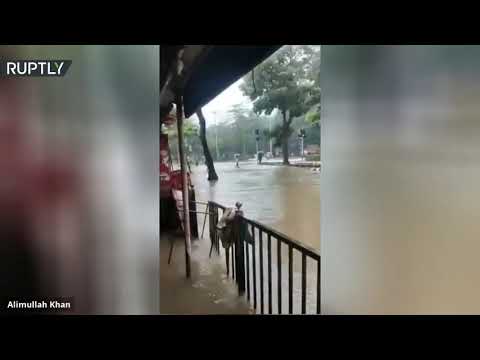 شاهد الفيضانات تضرب مدينة مومباي الهندية بعد أمطار غزيرة