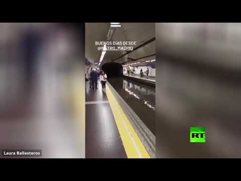 شاهد الفيضانات تغزو مترو الأنفاق في العاصمة الإسبانية مدريد