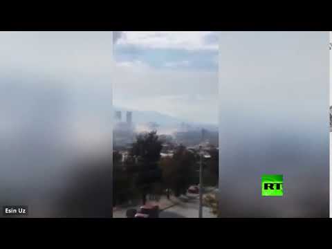 شاهد دخان يتصاعد من المباني المنهارة بعد زلزال قوي في إزمير التركية