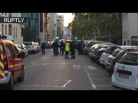 شاهد الشرطة الفرنسية تطوّق الطرق بعد إطلاق النار على كاهن في ليون