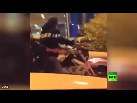 شاهد رجل يستقل دراجة نارية ومعه فتاة تشهر سلاحًا ناريًا في السعودية