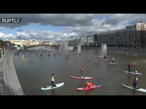 شاهد عشاق الرياضات المائية يتجمعون على ضفاف نهر موسكو