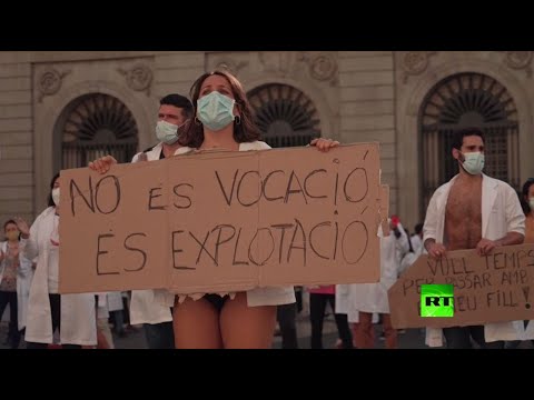 شاهد تظاهرة للأطباء بالملابس الداخلية في برشلونة احتجاجًا على ظروف العمل