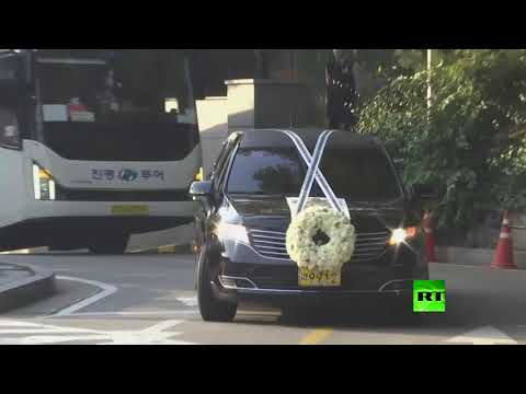 شاهد عائلة رئيس سامسونغ الراحل لي كون هي تُشيع جثمانه